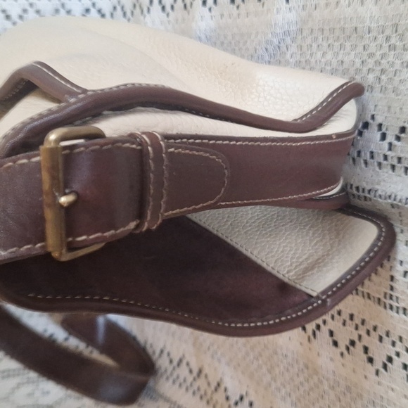 Elegant Cream and Brown Leather Bag with Gold Accent - Picture 5 of 8